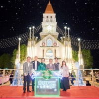 1. Mr. Victor Cha, Executive Chairman of HKR International officiated the lighting ceremony.jpg